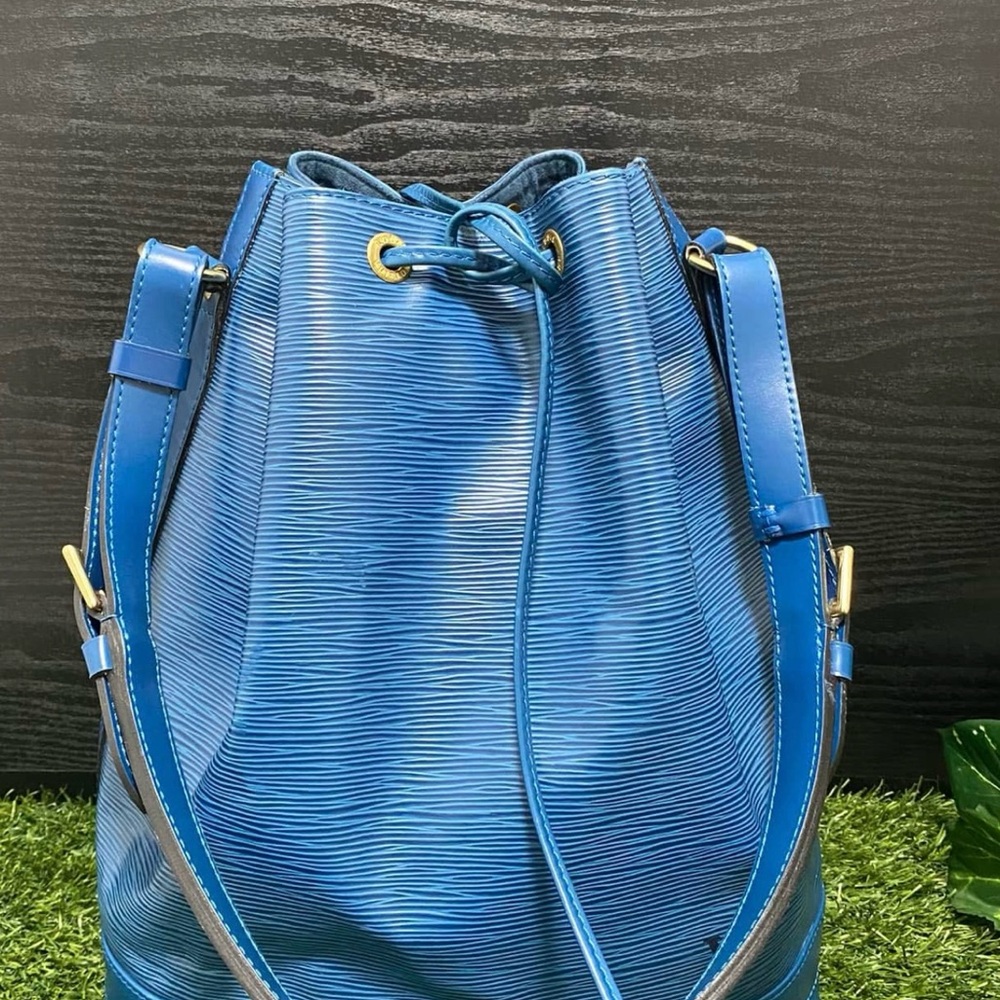 Vibrant Blue Leather Shoulder Bag with Gold Accents
